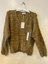 Load image into Gallery viewer, WOMENS BUNDLE WINTER/ FALL SWEATER MEDIUM
