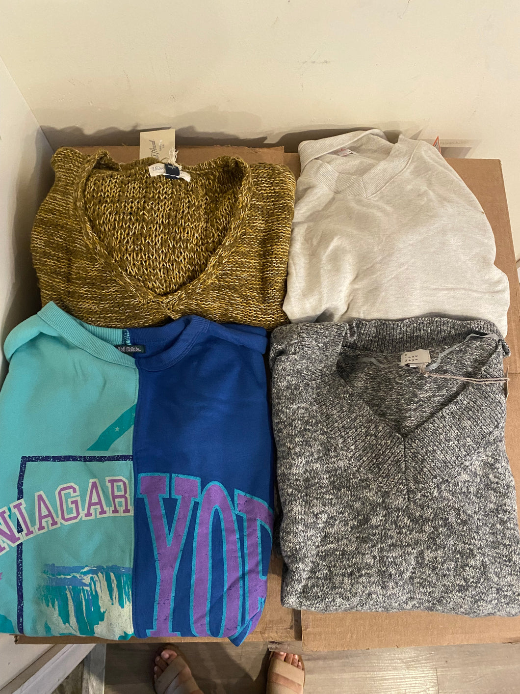 WOMENS BUNDLE WINTER/ FALL SWEATER MEDIUM